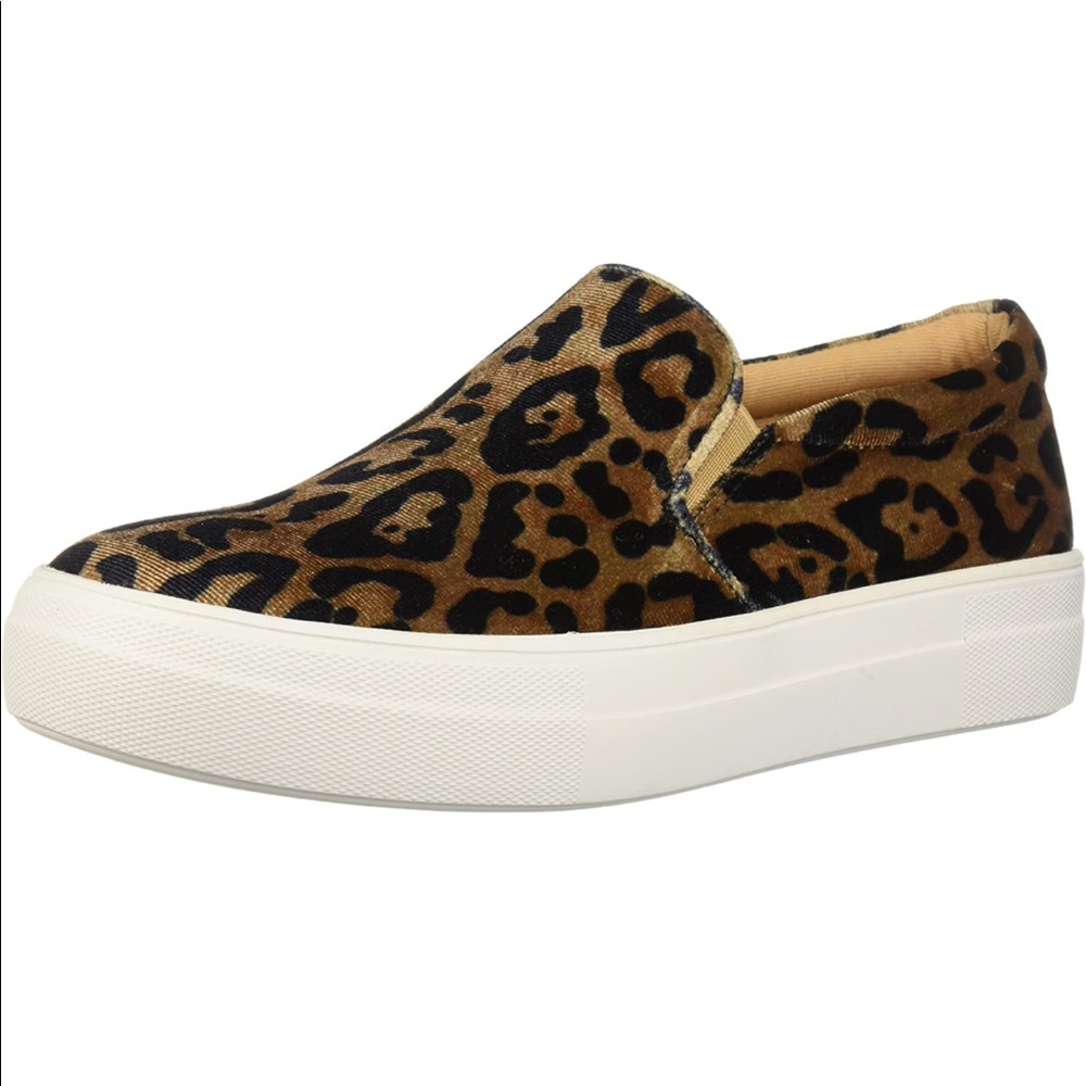 Steve Madden leopard suede slip on’s. Size 7, great condition.